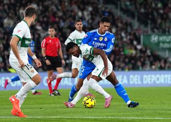 خبير تحكيمي يوضح مدى صحة هدف بيلينجهام المثير للجدل في مباراة ريال مدريد وإلتشي