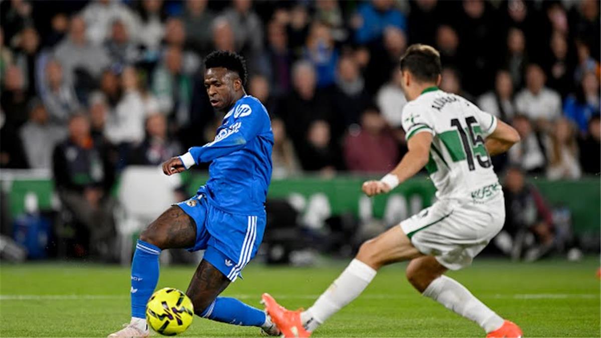 فينيسيوس مع لاعب إلتشي