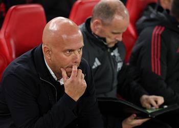 جاري نيفيل مستبعد ا إقالة سلوت من تدريب ليفربول هذا هراء وقادة الفريق عليهم دور