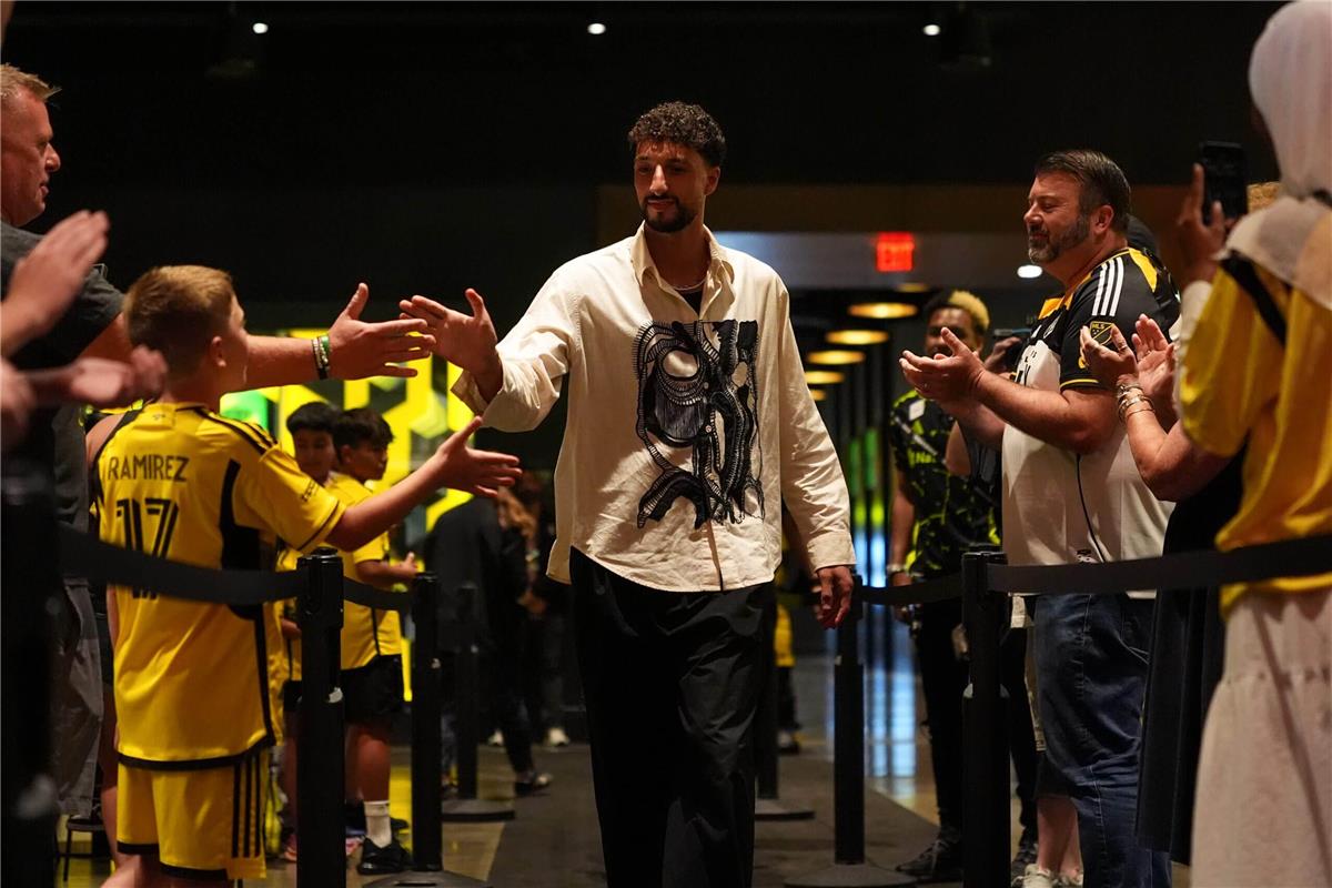 سلتيك يستهدف وسام أبو علي بصفقة ضخمة تبلغ 70 مليون إسترليني.. والأهلي يترقب حصته