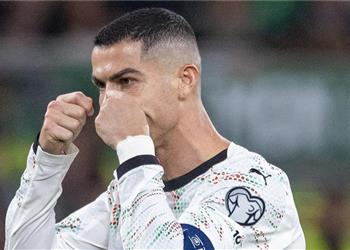 فيفا يعلن عقوبة رونالدو بعد واقعة الكوع وموقفه من أول مباراة في كأس العالم