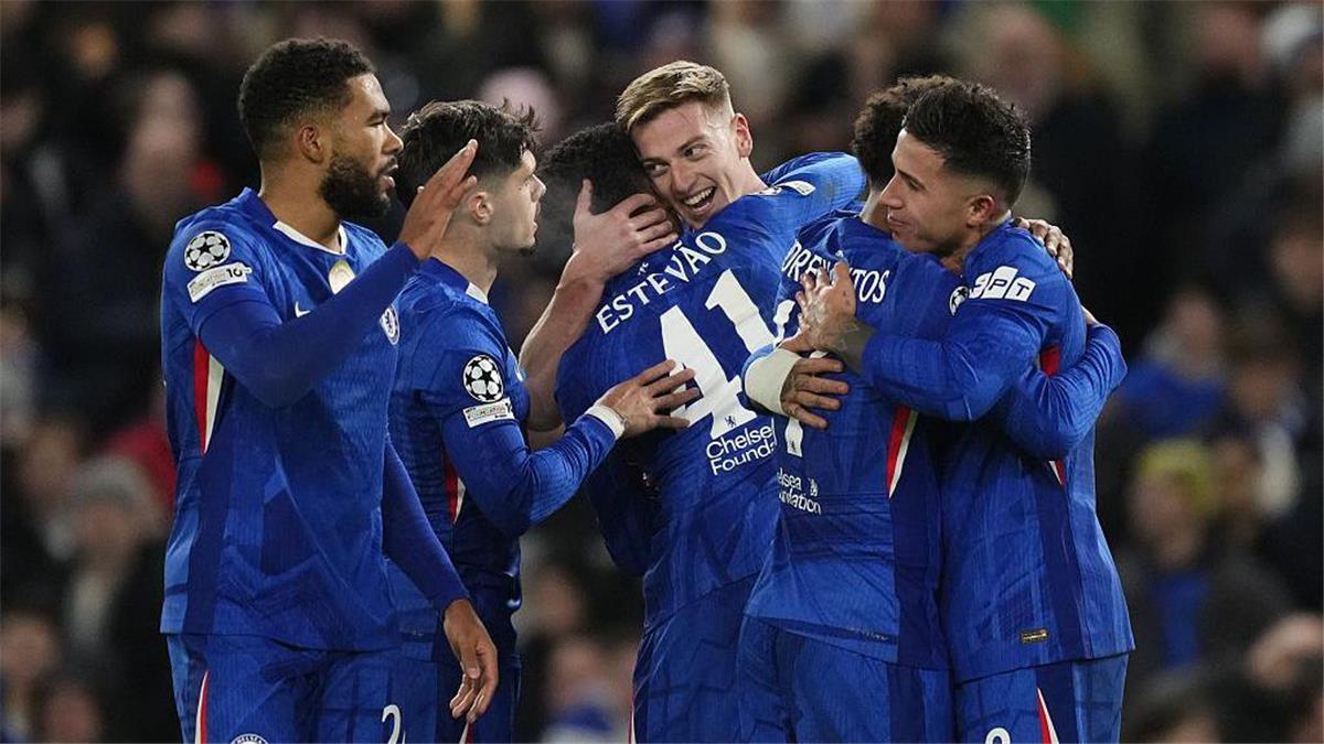 احتفال لاعبو تشيلسي أمام برشلونة