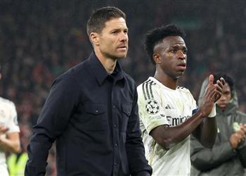 أسطورة ريال مدريد مدافع ا عن ألونسو يجب على الإدارة حمايته