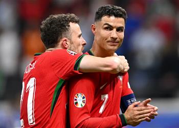 صورة لفتة إنسانية رائعة من رونالدو لعائلة الراحل جوتا وهدية ثمينة للاعبي البرتغال