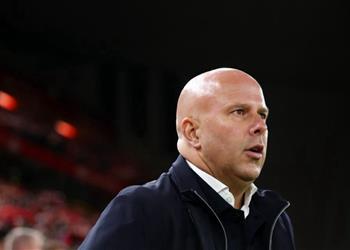 سلوت يبرر استبعاد إيزاك ويكشف عن ظهيره الأيمن أمام آيندهوفن