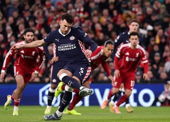 فيديو خطأ فان دايك بيريسيتش يسجل هدف آيندهوفن الأول أمام ليفربول