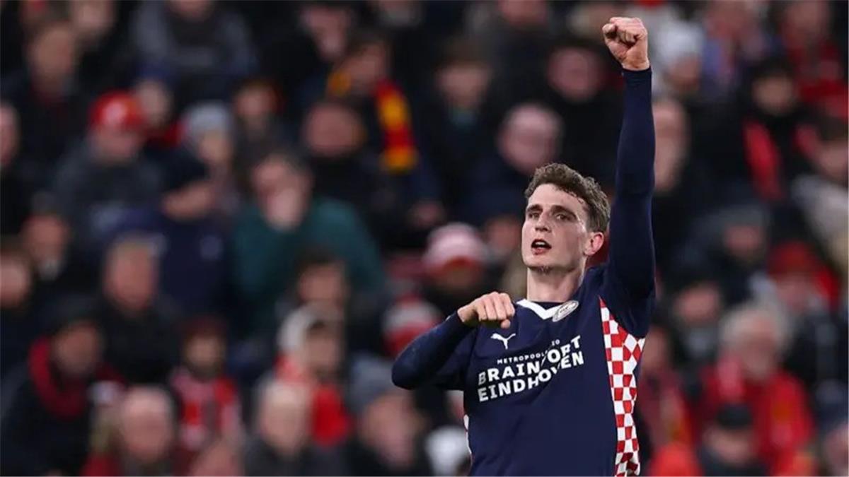 فيديو | جوس تيل يسجل هدف آيندهوفن الثاني أمام ليفربول