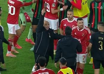 فيديو وصور مشادة بين لاعبي الأهلي والجيش الملكي في دوري أبطال إفريقيا