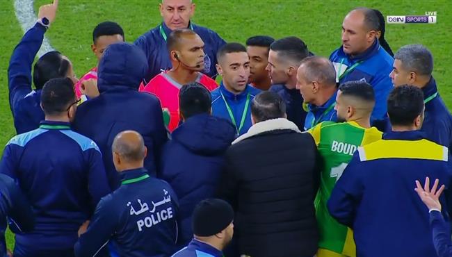 اعتراضات قوية من الجهاز الفني والإداري لشبيبة القبائل بعد نهاية مباراتهم أمام يانج أفريكانز