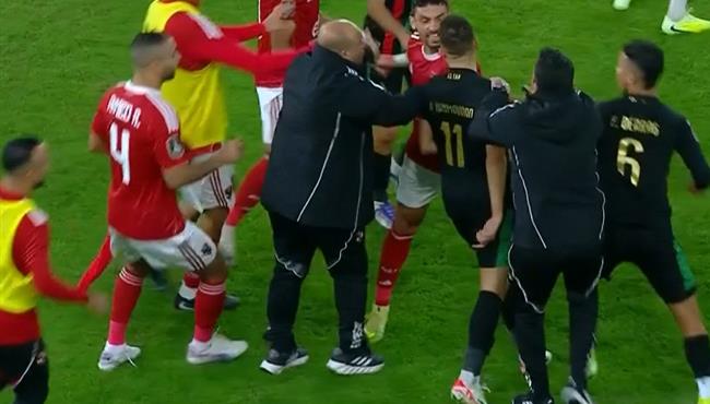 خناقة قوية بين لاعبي الاهلي والجيش الملكي في دوري ابطال افريقيا