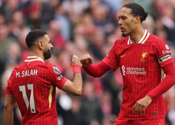 مهاجم مانشستر سيتي السابق يهاجم محمد صلاح وفان دايك ويطالب بإقالة مدرب ليفربول