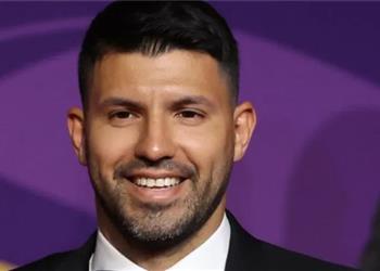 أجويرو يدافع عن محمد صلاح مهاجم عظيم ولن يفعل كل شيء بمفرده في ليفربول