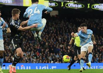 جمهور مانشستر سيتي ينفعل مجدد ا على جوارديولا لا ينصف عمر مرموش