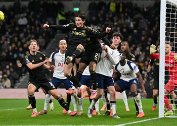 فيديو توتنهام يواصل السقوط في الدوري الإنجليزي ويخسر بثنائية أمام فولهام