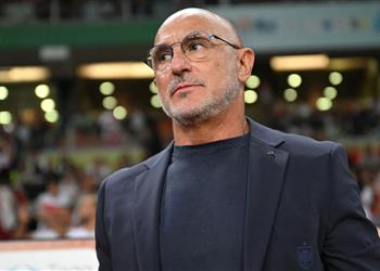 دي لا فوينتي يكسر صمته بعد شجار يامال وكارفاخال سألتزم بالعناق بينهما