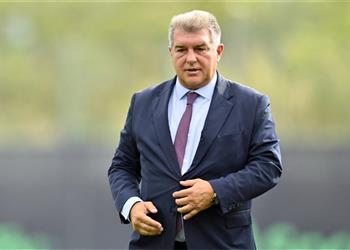 جوهرة برشلونة يثير إعجاب خوان لابورتا بعد عودته للمشاركة في المباريات