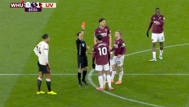 طرد لوكاس باكيتا في مباراة ليفربول ووست هام لـ اعتراضه علي الحكم