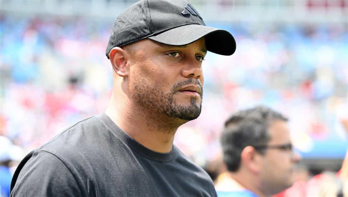 كومباني يكشف عن مرشحه المفضل للفوز بالدوري الانجليزي هذا الموسم