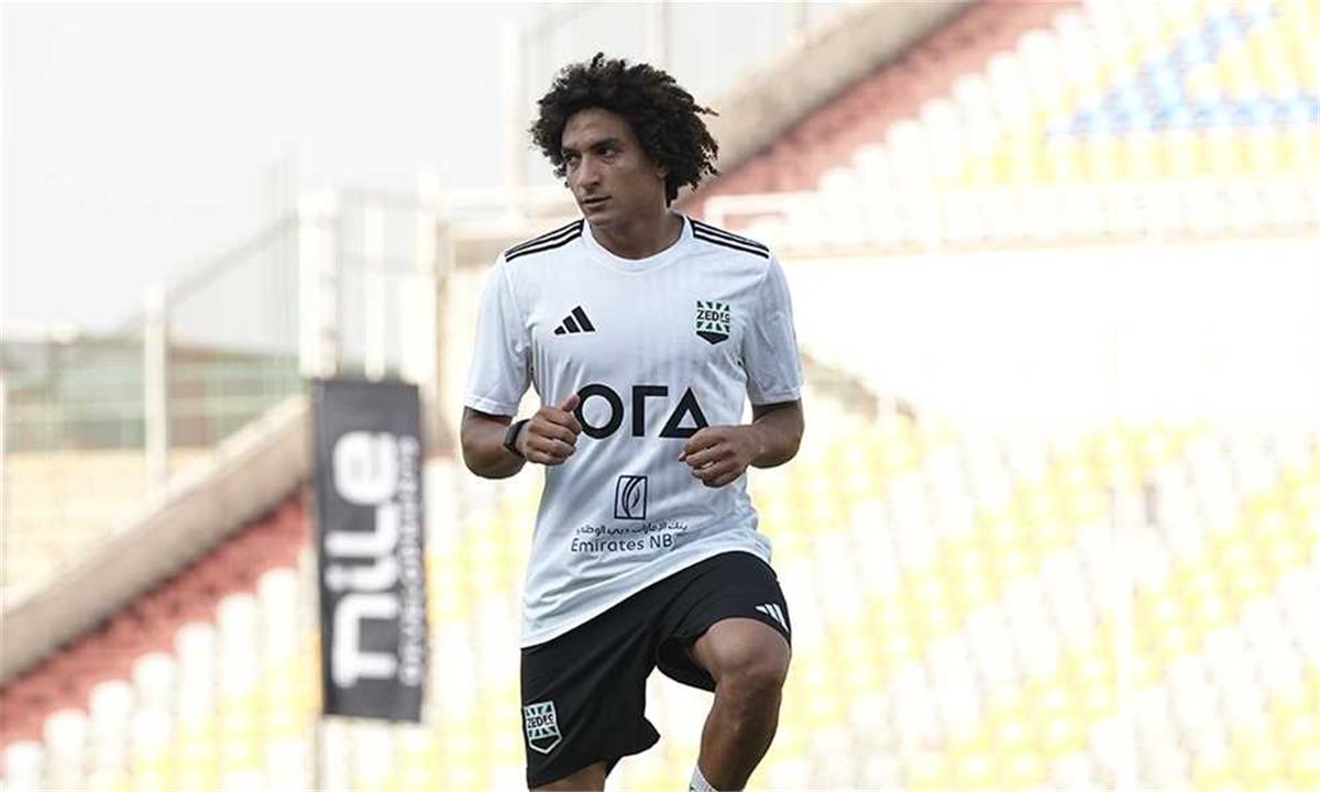 أحمد شوبير يدافع بقوة عن أحمد عاطف ويوجه انتقادًا حادًا لمدير منتخب مصر