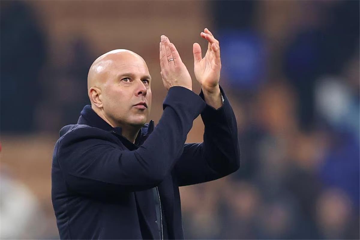 آرني سلوت يجيب: هل يعيد محمد صلاح لتشكيل ليفربول من جديد؟