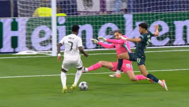 فينيسيوس جونيور يهدر هدف محقق بطريقه غريبة امام مانشستر سيتي ورد فعل ألونسو