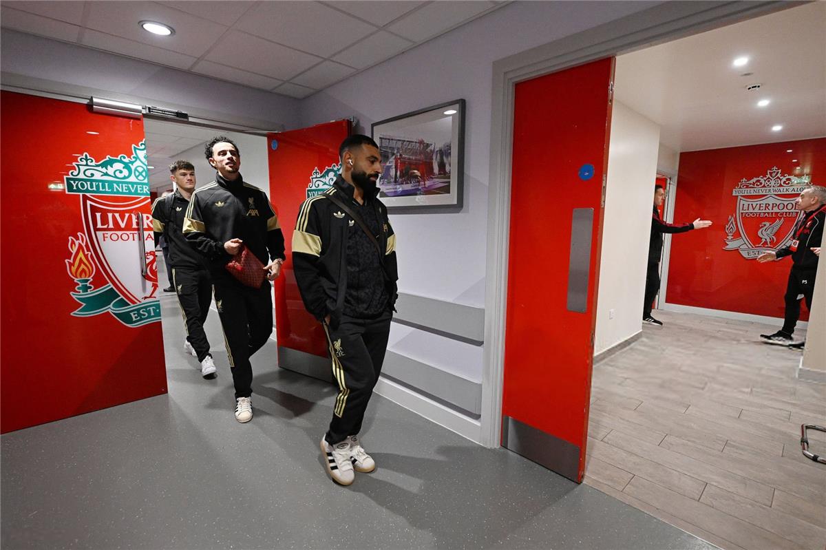 رد فعل سلوت على عودة محمد صلاح وجلوسه بديلاً أمام برايتون