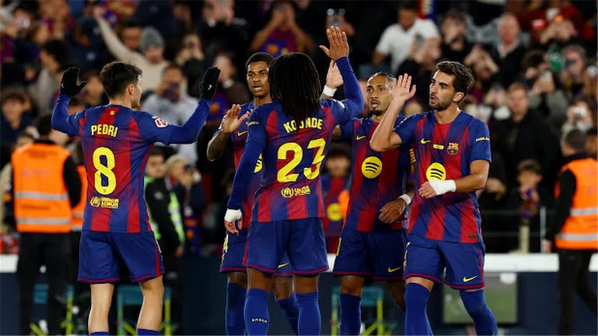 احتفال لاعبي برشلونة أمام أوساسونا