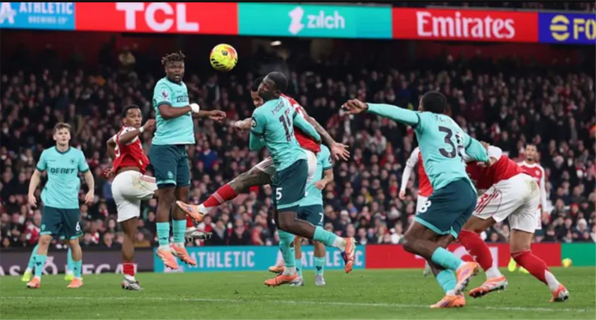 فيديو | الحظ يحالف آرسنال ويتخطى ولفرهامبتون بهدفين عكسيين في الدوري الإنجليزي