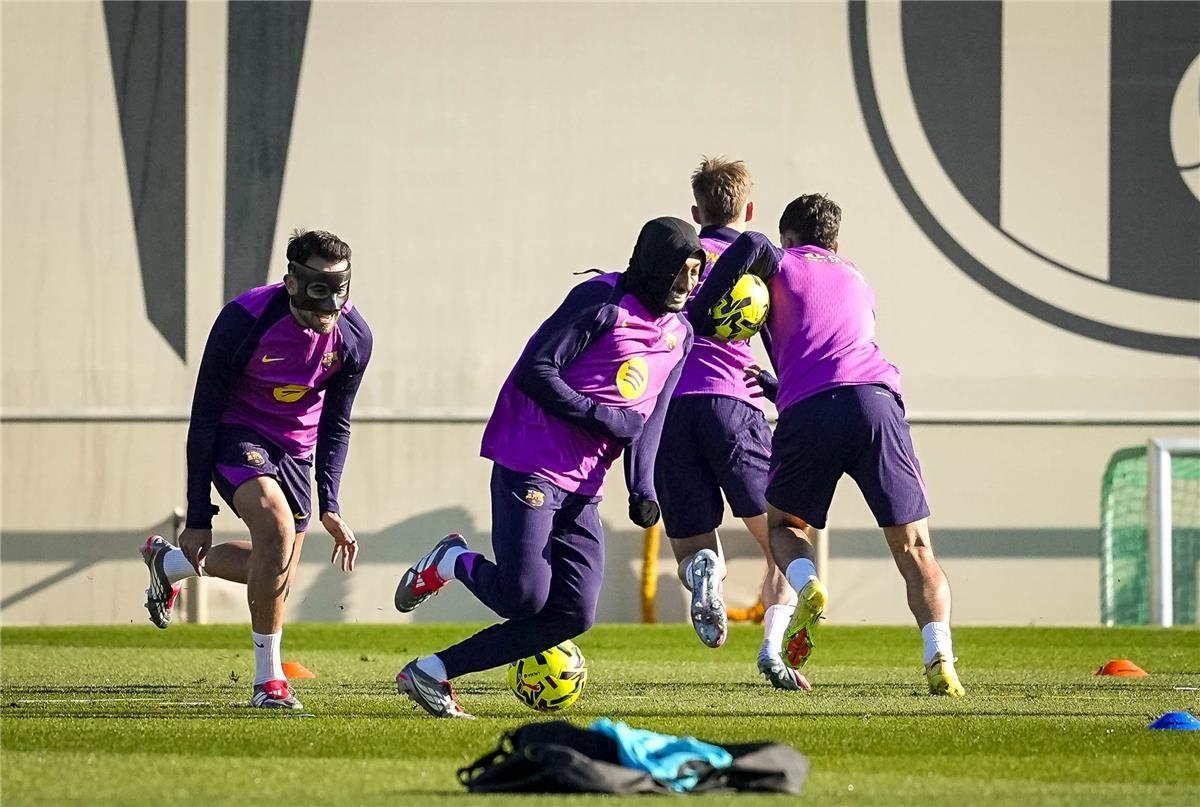 في الكورة : موقف تشيزني وليفاندوفسكي من المشاركة مع برشلونة في مباراة كأس ملك إسبانيا