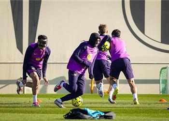 موقف تشيزني وليفاندوفسكي من المشاركة مع برشلونة في مباراة كأس ملك إسبانيا