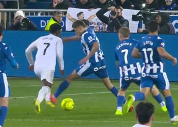 خبير تحكيمي يوضح هل يستحق ريال مدريد ركلة جزاء لـ فينيسيوس أمام ألافيس