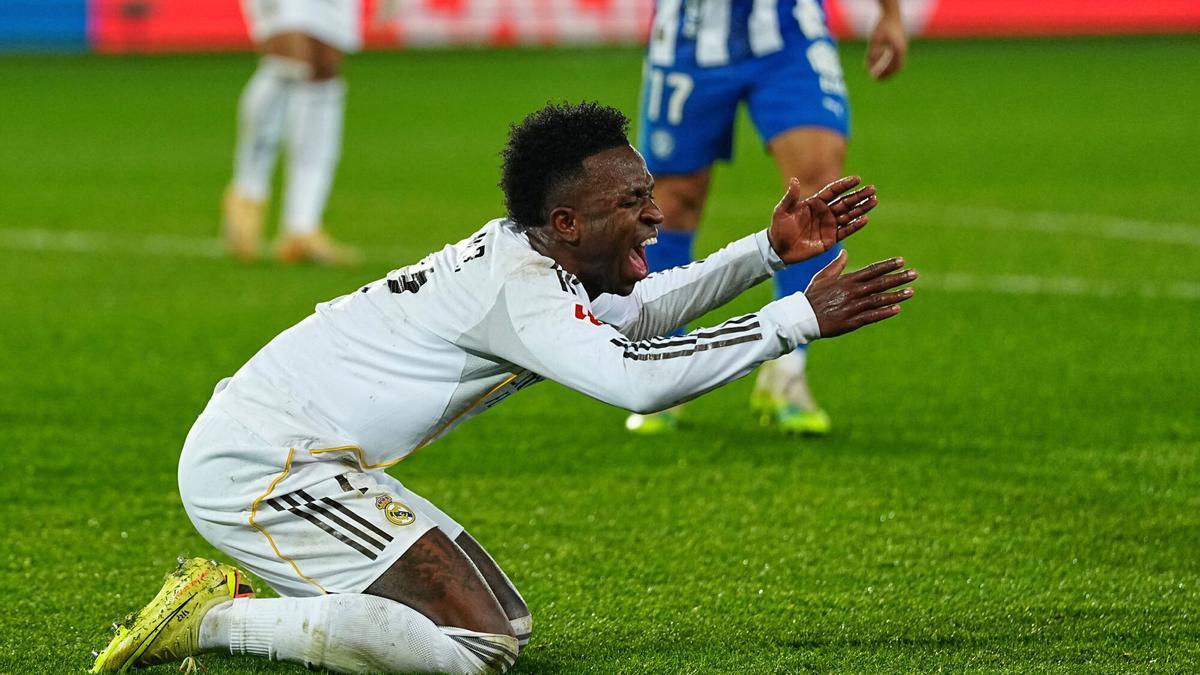 في الكورة : سبورت تكشف رد فعل فينيسيوس تجاه التحكيم بعد واقعة مباراة ريال مدريد وألافيس