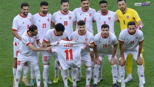 لقطة طيبة لاعبو الاردن يدعمون يزن النعيمات بعد اصابتة القوية قبل مباراة السعودية