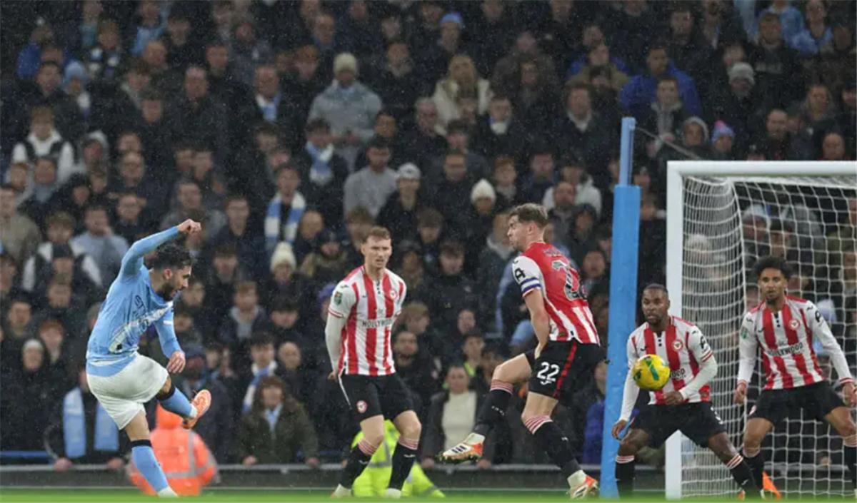 ريان شرقي يسجل هدف مانشستر سيتي الأول أمام برينتفورد 