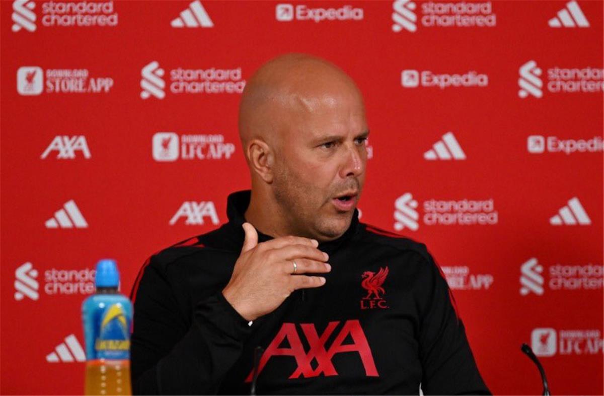 سلوت يثير حماس الجماهير قبل مباراة توتنهام.. ويصرّح: لاعب ليفربول لم يفاجئني