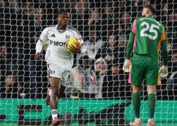 فيديو الشباك تهتز للمرة الـ 9 تشوكويزى يسجل هدفين لـ فولهام أمام مانشستر سيتي