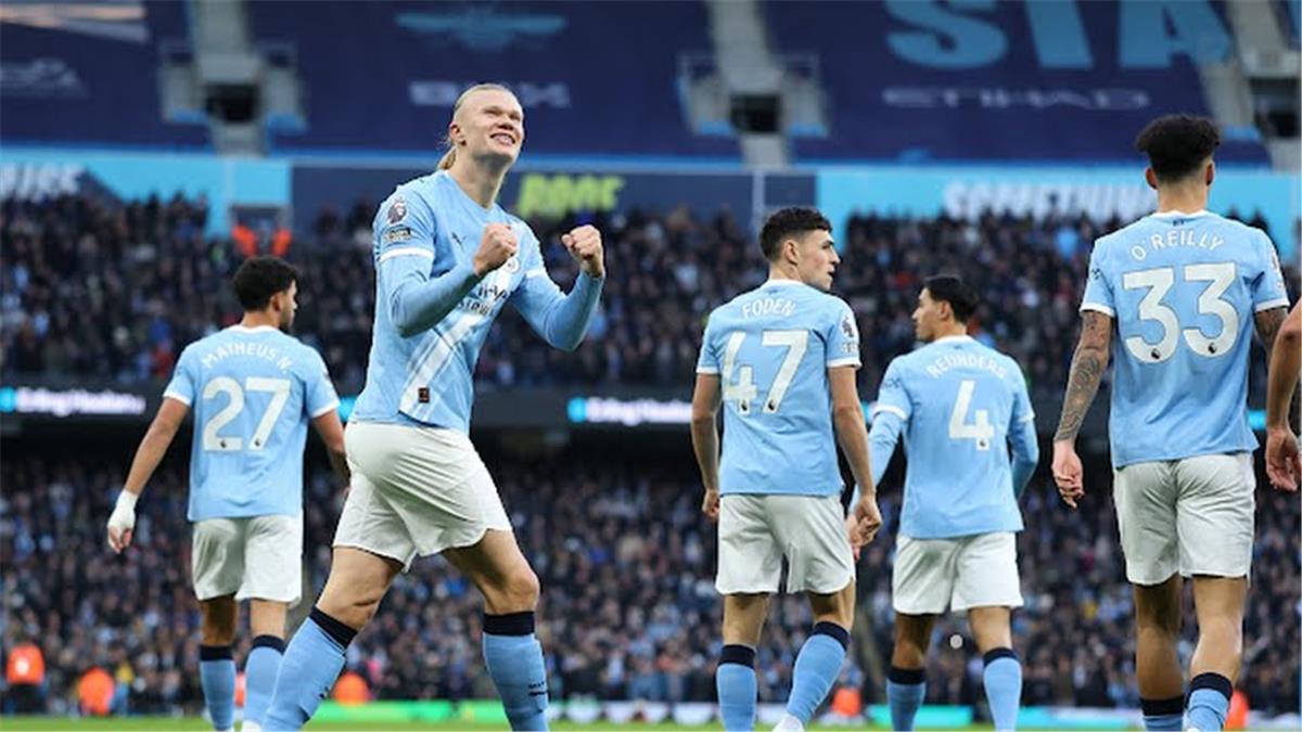 لاعب مانشستر سيتي مشيدًا بـ هالاند: يريد تسجيل 5 أهداف كل مباراة