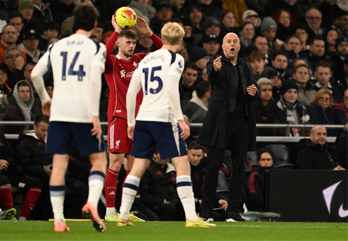 سلوت يحاول التماسك بشأن إصابة إيزاك ويصرّح: أتمنى محو بضع دقائق من ذاكرتي