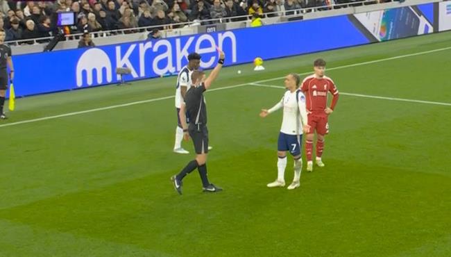 طرد تشافي سيمونز في مباراة ليفربول وتوتنهام بالدوري الانجليزي