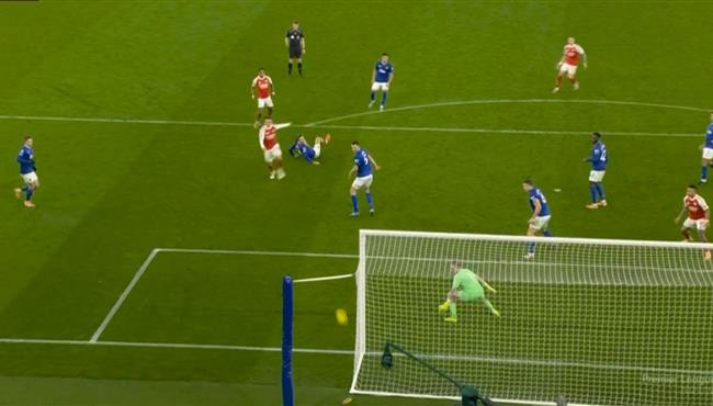 القائم ينقذ ايفرتون من هدف محقق علي مريتن بالدوري الانجليزي