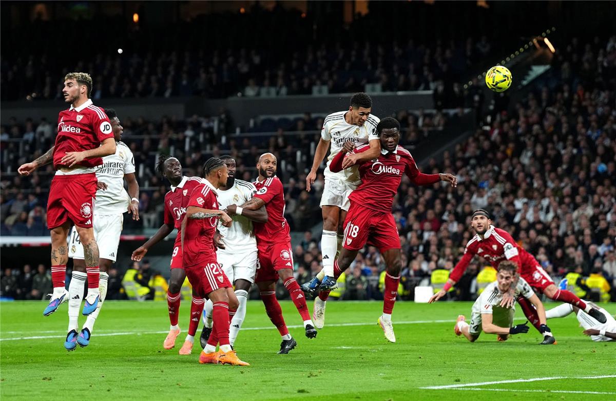 في الكورة : جمهور ريال مدريد يهاجم لاعب الفريق أمام إشبيلية.. ورد فعل مثير للقلق