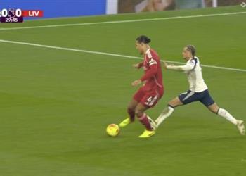 فان دايك قائدي أول تعليق من سيمونز بعد طرده أمام ليفربول في الدوري الإنجليزي