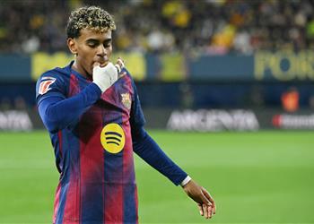 سبب إشارة لامين يامال احتفالا بهدفه في مباراة برشلونة وفياريال
