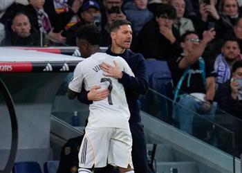 صحفي إسباني محلل ا وضع ألونسو ريال مدريد تركه وحيد ا وفضل فينيسيوس عليه