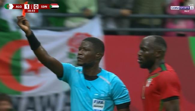طرد لاعب السودان امام الجزائر بكأس امم افريقيا