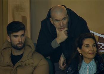 صورة زيدان يدعم نجله والجزائر للمرة الثانية من المدرجات أمام بوركينا فاسو