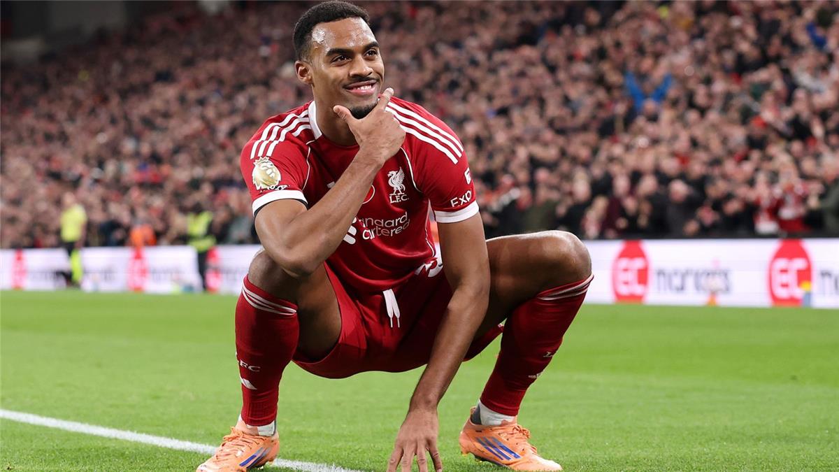 جرافنبرخ مشيدًا بزميله في ليفربول: من الرائع اللعب معه.. ويسهل علي الأمور كثيرًا