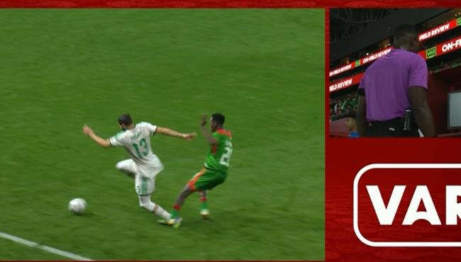 الحكم يتراجع عن طرد لاعب بوركينا فاسو بعد العودة للفار امام الجزائر