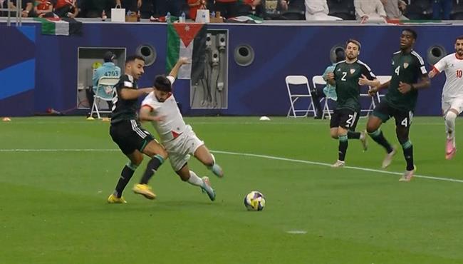 طرد لاعب الامارات امام الاردن بكأس العرب