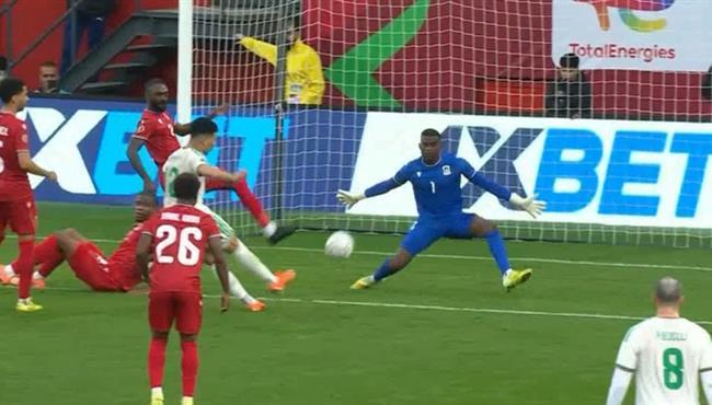 تصدي حارس غينيا الاستوائية الرائع يحرم الجزائر من هدف محقق